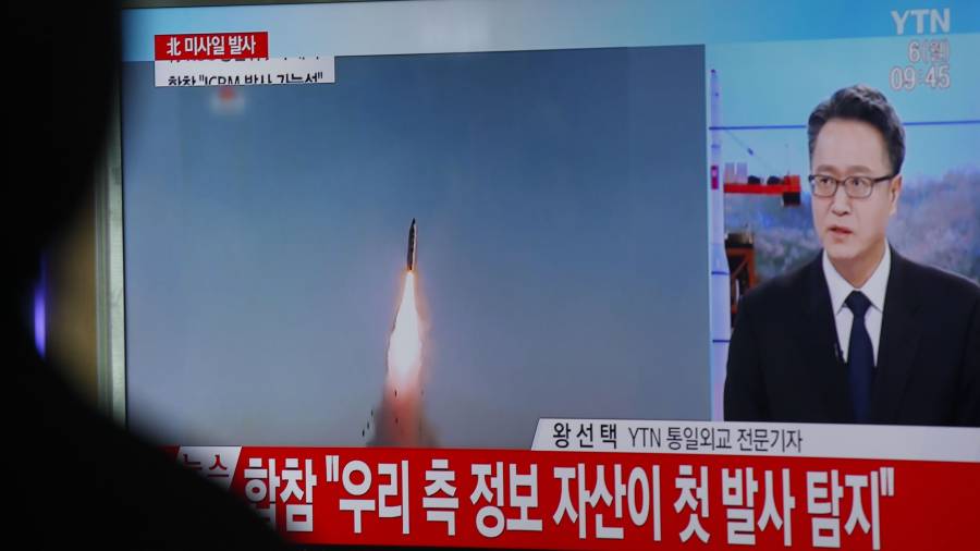 Un noticiario de la televisiÃ³n surcoreana informando del disparo fallido de un misil. FOTO: EFE