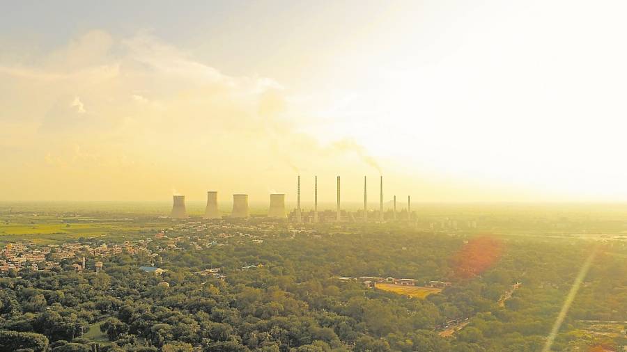 Vista aérea de una central eléctrica en Raichur, India. Fuente: Getty.