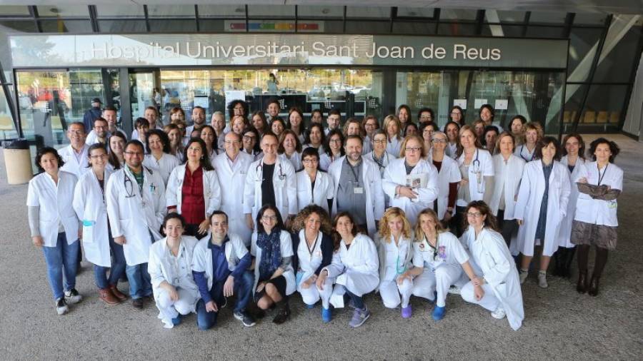 Imagen de familia de gran parte de los 104 profesionales que forman el Institut d´Oncologia de la Catalunya Sud. Foto: Alba Mariné