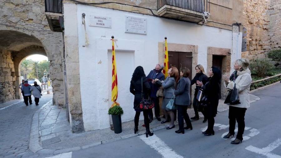 Momento en el que el alcalde y demás participantes descubrieron la placa, ayer por la tarde. Foto: Lluís Milián