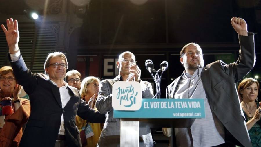Artur Mas, Raül Romeva y Oriol Junqueras celebran el triunfo de Junts pel Sí, la noche del 27-S. Foto: EFE
