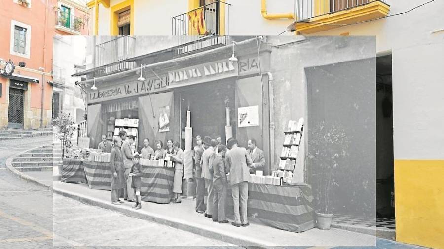 Parada de libros ante la librería Anguela en la Baixada de la Misericòrdia, en los años 30 y el mismo lugar en 2019. FOTO: Vallvé. Centre d’Imatges de Tarragona/L’Arxiu/Refotografía: E. Reverté