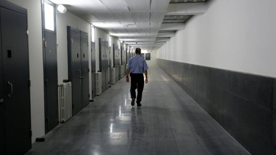 Uno de los pasillos de la nueva cárcel de Mas d´Enric. Foto: Lluís Milián