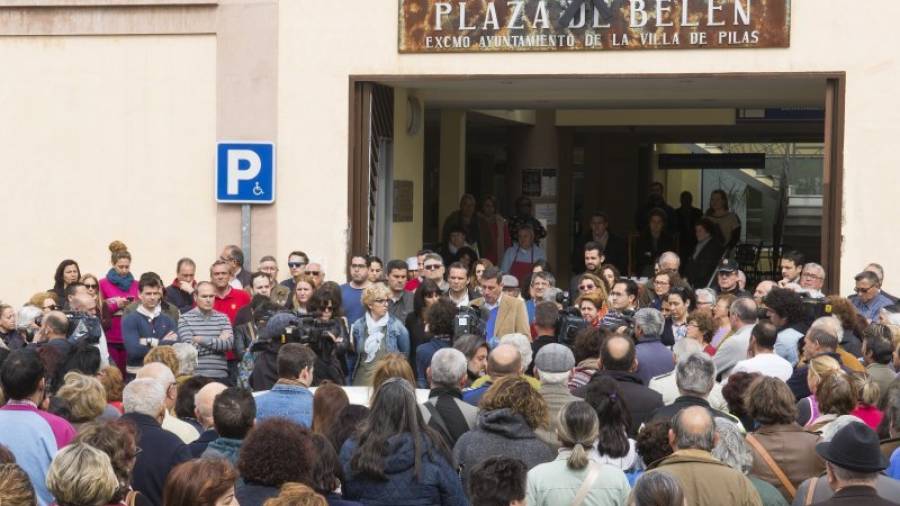 Unos 2.000 vecinos de la localidad sevillana de Pilas han secundado la concentración y el minuto de silencio en memoria de Ana María Morales. EFE/Raúl Caro