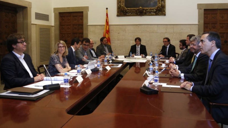 Pla general de la reunió al Palau de la Generalitat, amb el president, Carles Puigdemont, amb els inversors del Centre Recreatiu i Turístic (CRT) de Vila-Seca i Salou el 29 de juliol 2016