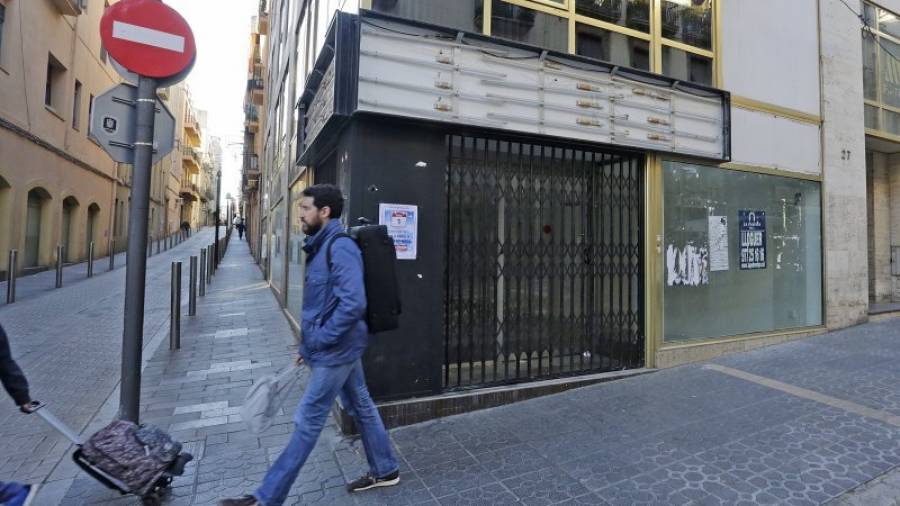 Imagen de uno de los locales vacíos que ofrece la calle Unió de Tarragona, un eje comercial que en estos momentos está en horas bajas. Foto: Lluís Milián