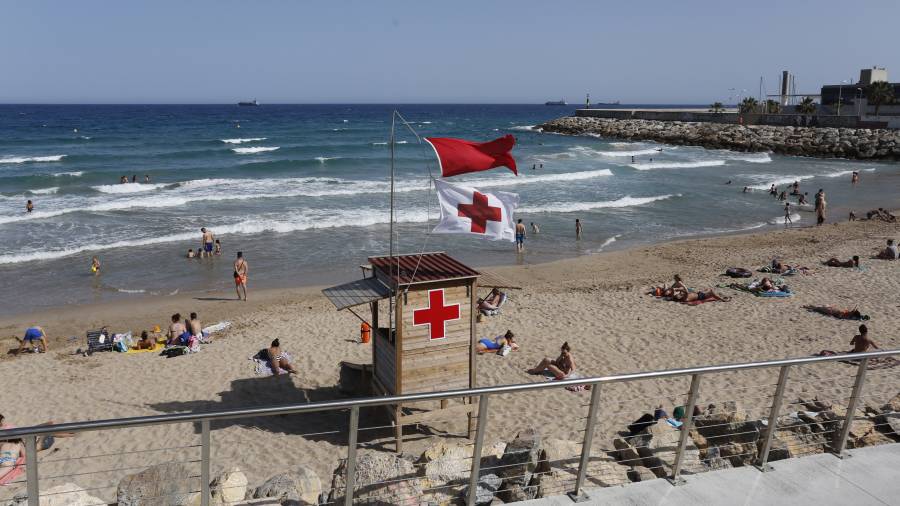 Playa del Miracle con bandera roja. FOTO: Pere Ferr&eacute;