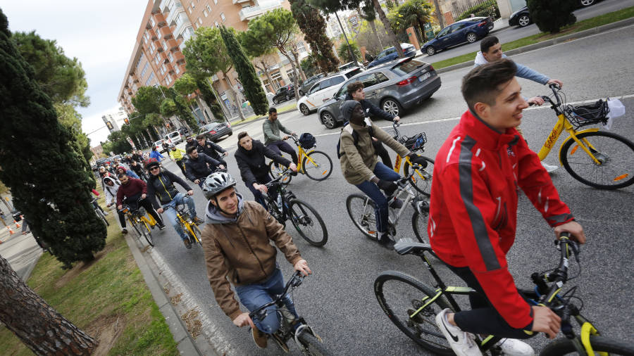 Participantes en la ‘bicifestación’ a su llegada a la Avinguda Roma. Contaron con la colaboración de la empresa Dracbech. FOTO: PERE FERRÉ