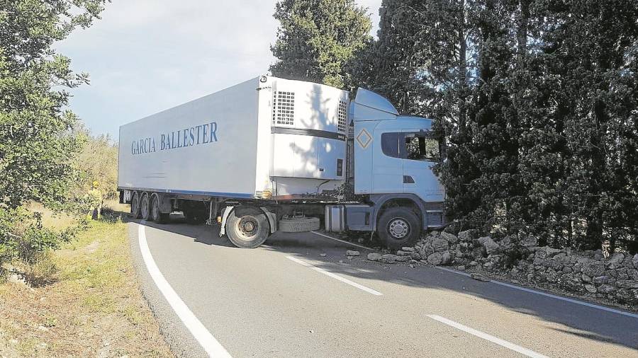Estado en que quedó el camión después del atropello mortal en Roquetes. FOTO: DT