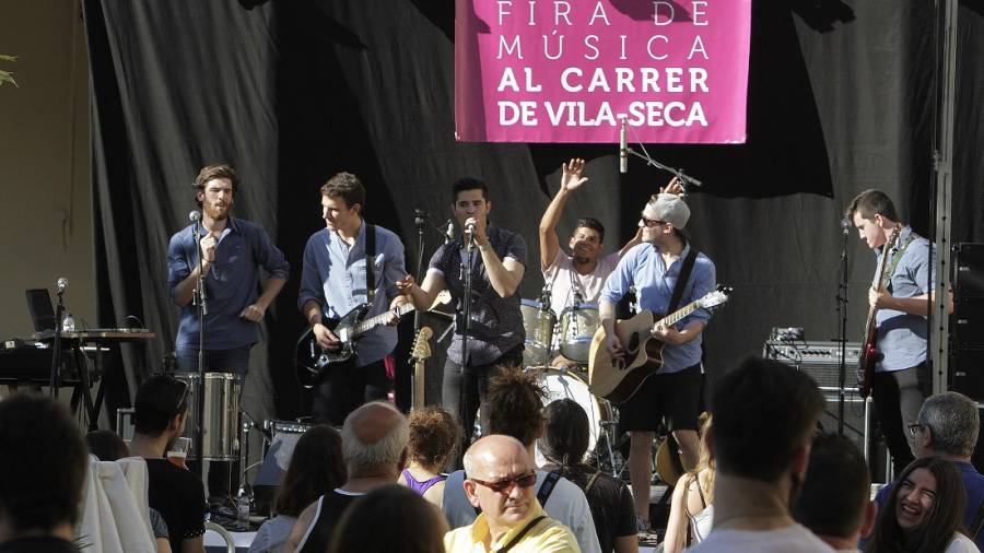 Imagen de la actuación del grupo de pop-rock Zero, que abrió la 16ª edición de la Fira de Música al Carrer. FOTO: PERE FERRÉ