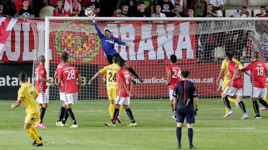 Una de las intervenciones del portero de Manacor de esta temporada en el partido de Copa frente al Girona. Foto: Lluís Milián