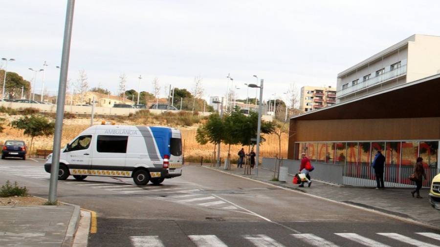 Un vehículo de transporte sanitario no urgente después de trasladar a un paciente al Joan XXIII. Foto: Lluís Milián