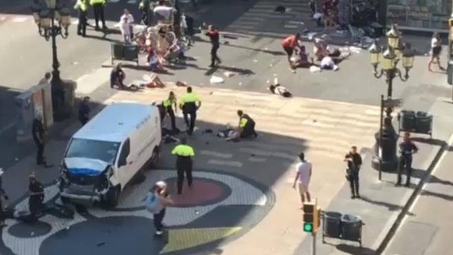 Imagen de la furgoneta con la que Abouyaaqoub atropell&oacute; a decenas de personas en la Rambla de Barcelona. Cedida