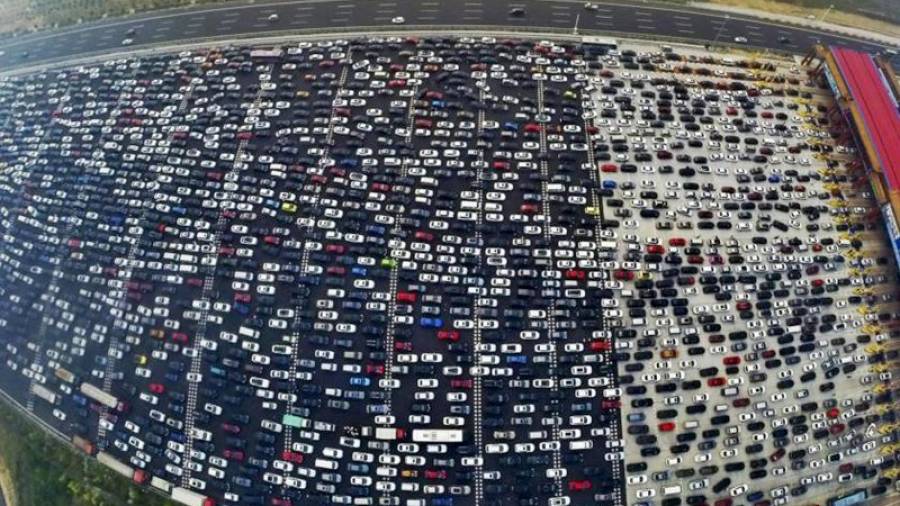 En China se produjo el mayor atasco mundial conocido hasta la fecha. La retención se extendió a lo largo de 100 kilómetros en una vía de acceso a Pekín.