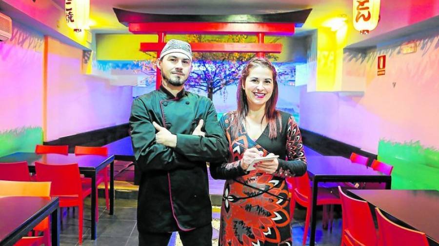 Los propietarios del restaurante Okaeri de Reus. FOTO: ALBA MARINÉ