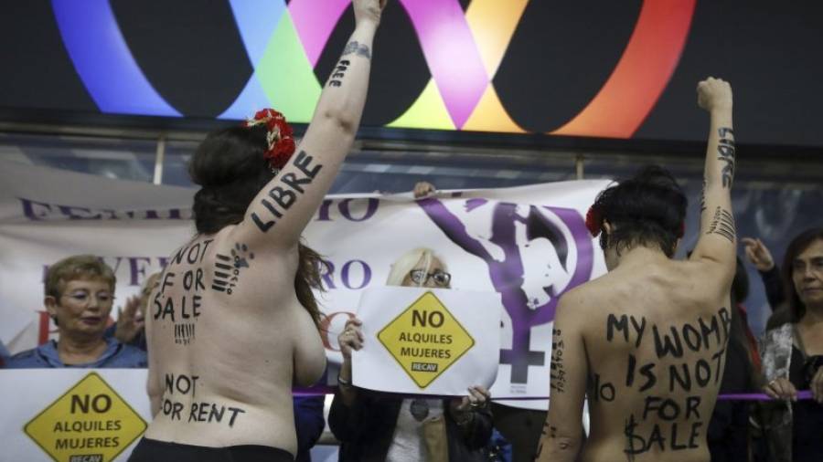 Activistas de Femen desplegan una pancarta como protesta a la feria Surrofair celebrada en Madrid. Foto: EFELas feministas critican que es una ´feria de úteros´. ´Si fuera de riñones se prohibiría´