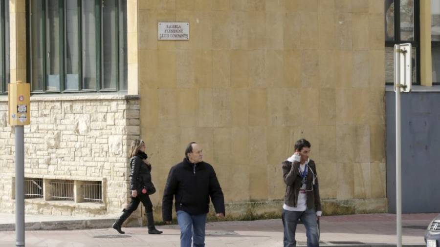 Una de las quejas de los visitantes de la ciudad es que las placas de Tarragona están demasiado altas. Foto: Lluís Milián