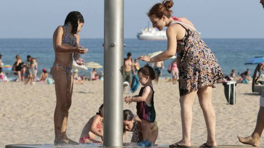 Una docena de personas fueron atendidas por culpa del calor en las playas este fin de semana. Foto: Pere Ferré