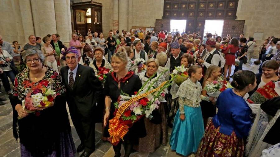 Ofrenda flroal de la comunidad aragonesa a la Virgen del Pilar en la Catedral de Tarragona. Foto: Lluís Milián