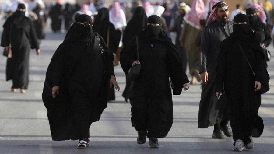Un grupo de mujeres camina por la calle en Arabia Saudita.
