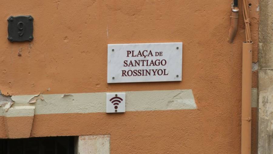 La placa que recoge erróneamente el apellido de Santiago Rusiñol, ayer. Foto: Lluís Milián
