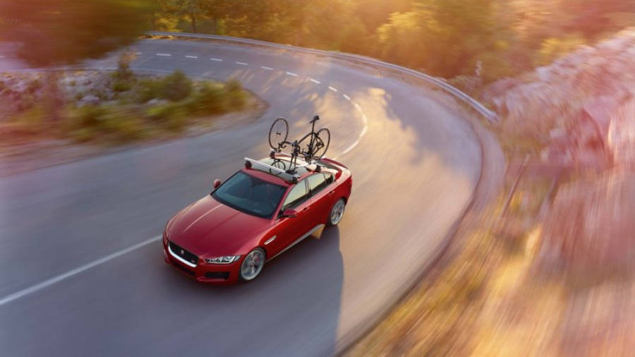 El Jaguar XE también ofrece opciones para adaptarse a las actividades al aire libre.