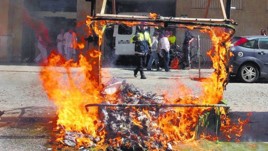 Imatge d'arxiu de les flames cremant un continedor a la avenida President Companys de Reus. FOTO: PERE TODA