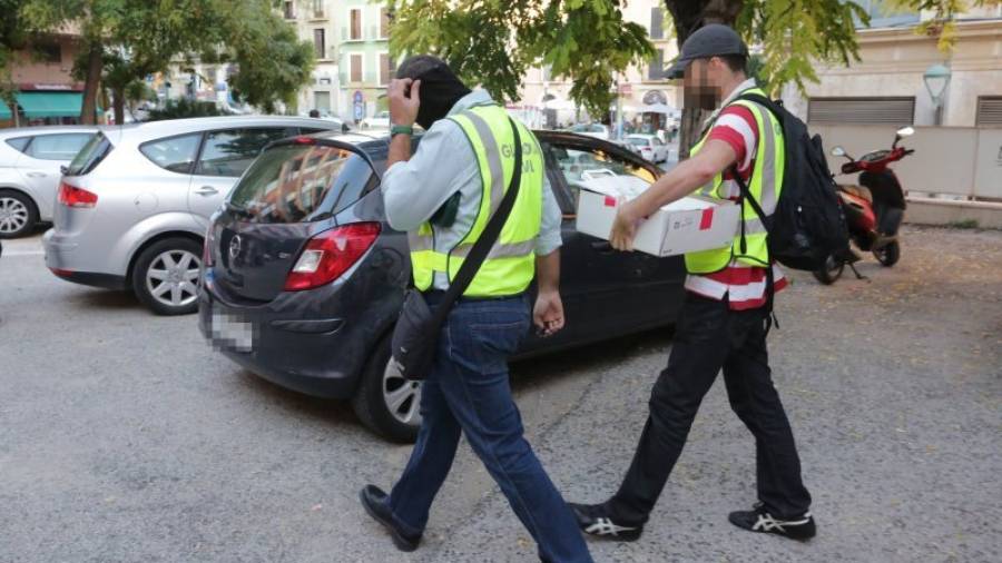 Dos agentes de la Guardia Civil, el pasado viernes al mediodía, saliendo de la sede del IMSS. Foto: Lluís Milián