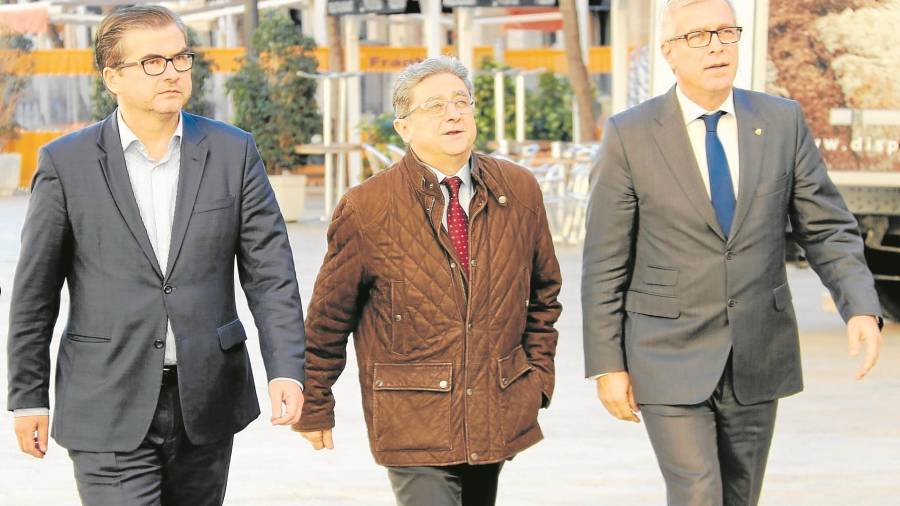 Joé Luis Martín, a la izquierda, y Josep Fèlix Ballesteros, junto al delegado del Estado, Enric Millo. FOTO: ACN