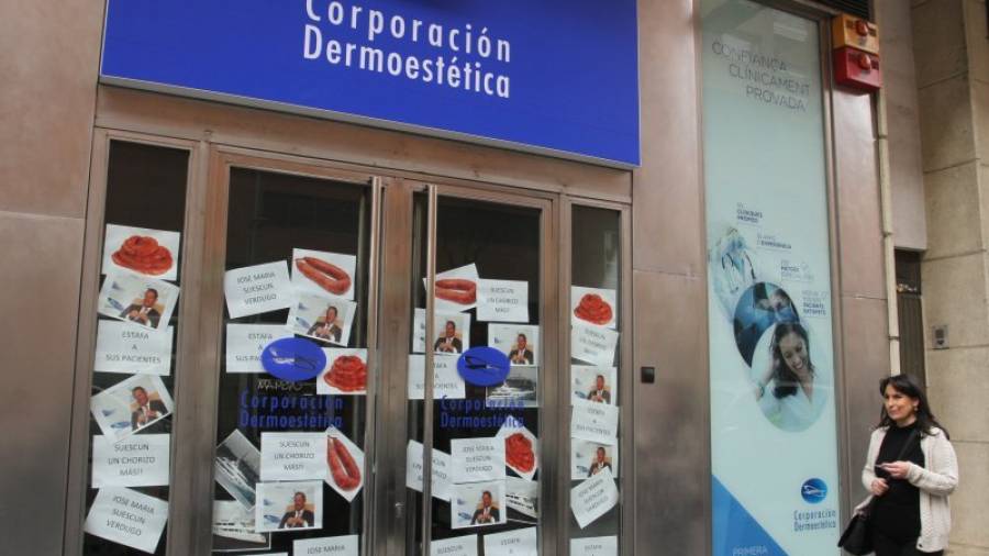 La entrada de la clínica de Tarragona el lunes de la semana pasada por la mañana, cerrada y con carteles de protesta. Foto: Lluís Milián