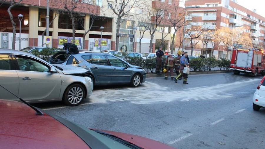 El impacto en la avenida Països Catalans ha sido tan fuerte que ha obligado a cortar los dos carriles para poder trabajar. Los ocupantes tiene heridas leves ha informado SEM. FOTO: J.C.