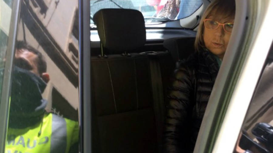 La primera tinent d'alcalde de l'Ajuntament de Reus, Teresa Gomis, detinguda a l'interior d'un vehicle de la Guàrdia Civil. Foto: Ivan Compte/Cedida ACN