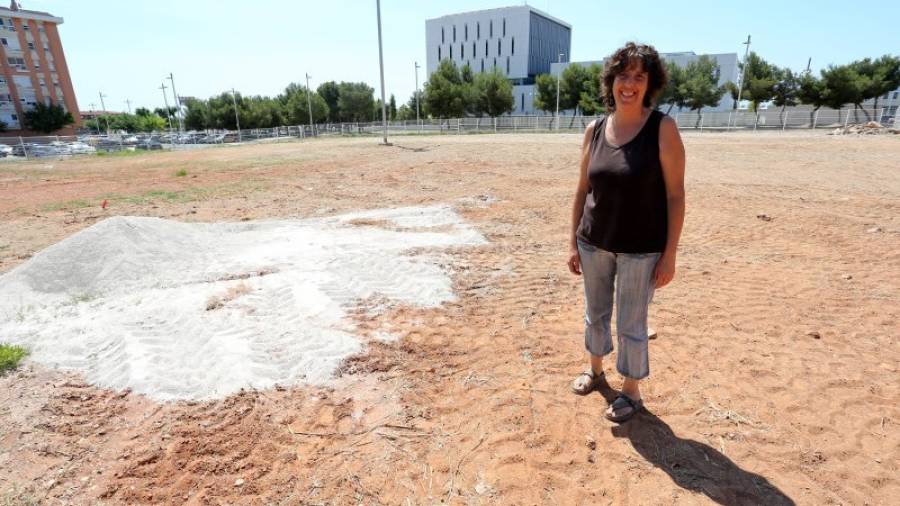 Marta Tutusaus, gerente de la Fundació Onada, en el espacio donde se ubicarán los huertos. Foto: Lluís Milián