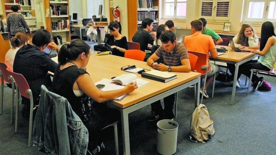 Imagen de una de las salas de la biblioteca ayer por la tarde. El lunes algunos usuarios se marcharon por falta de espacio. Foto: Lluís Milián