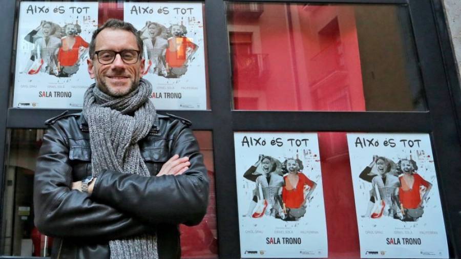Joan Negrié, frente a la Sala Trono, junto a los carteles de la última producción: 'Això és tot'. Foto: Lluís Milian