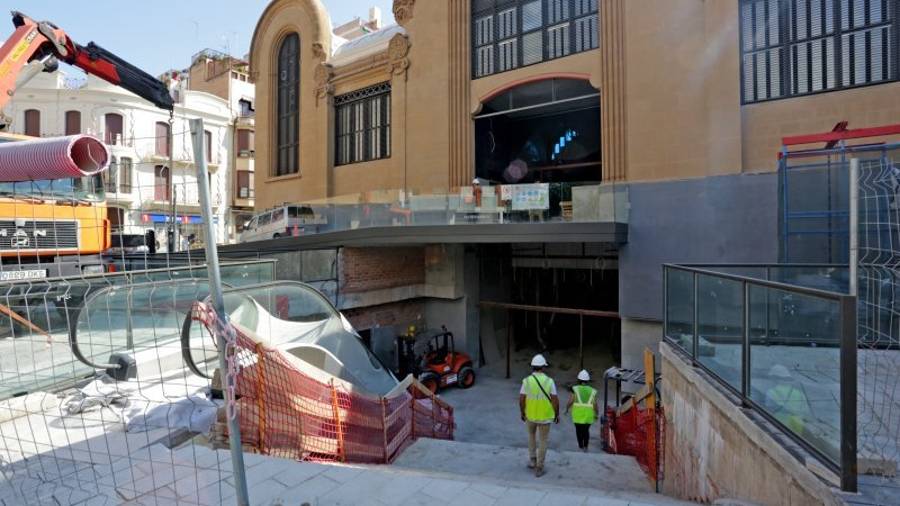 Imagen de ayer del estado en el que se encuentran las obras de reforma del Mercat Central. Foto: lluís milián