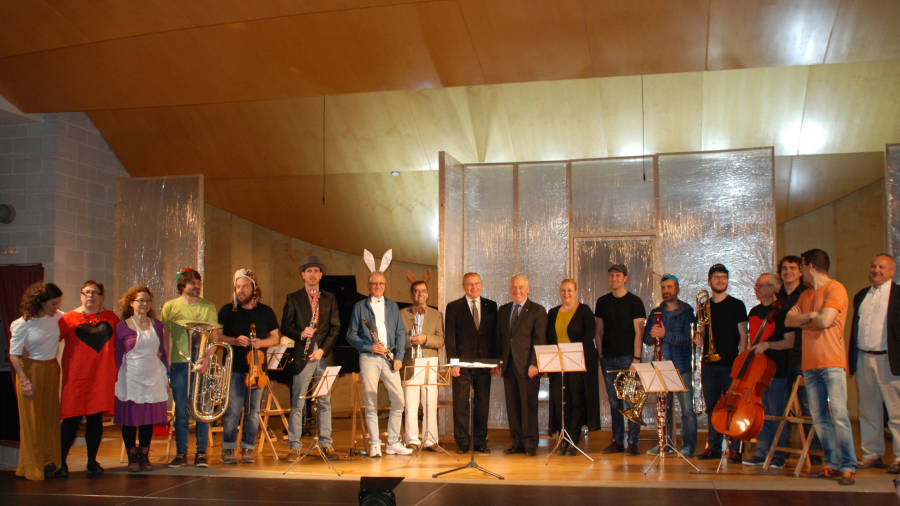 Els músics, acompanyats pel president de la Diputació, Josep Poblet; l´alcalde de Reus, Carles Pellicer; i la regidora Caelles. FOTO: DIPUTACIÓ DE TARRAGONA