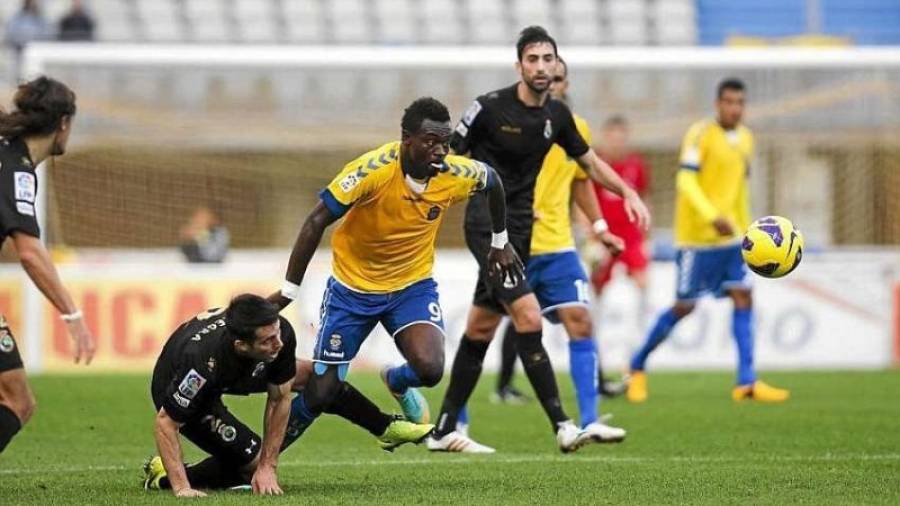Chrisantus controla un balón durante un partido con Las Palmas. Foto: nigeriafootball.com