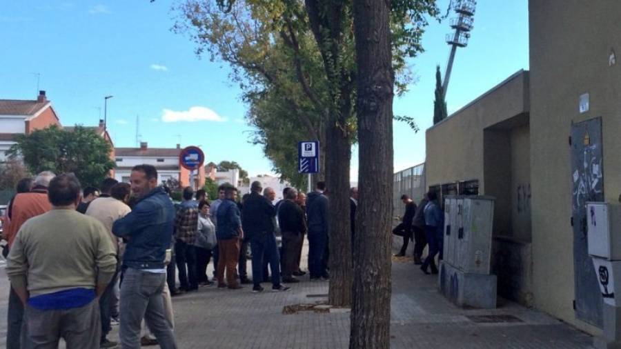 Decenas de aficionados, haciendo cola frente a las taquillas del Estadi municipal de Reus, ayer por la mañana. Foto: CF Reus