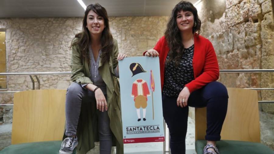 Elena Gavaldà i Jordina Estopà ensenyant el cartell guanyador de Santa Tecla a l´Antiga Audiència. Foto: Pere Ferré