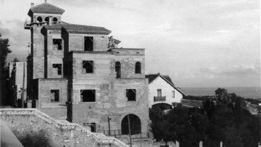 1945. Construcci&oacute; de l’edifici situat a laVia Augusta n&uacute;m 1. Foto: Arxiu Barbara Riesenbeck / Tarragona Antiga