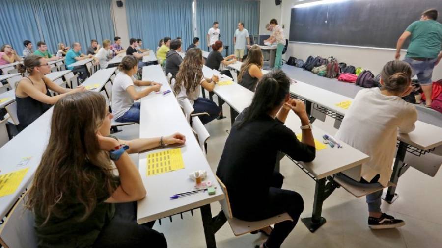 Jóvenes en pleno examen de Selectividad (septiembre) en una aula del Campus Catalunya de la URV en Tarragona.