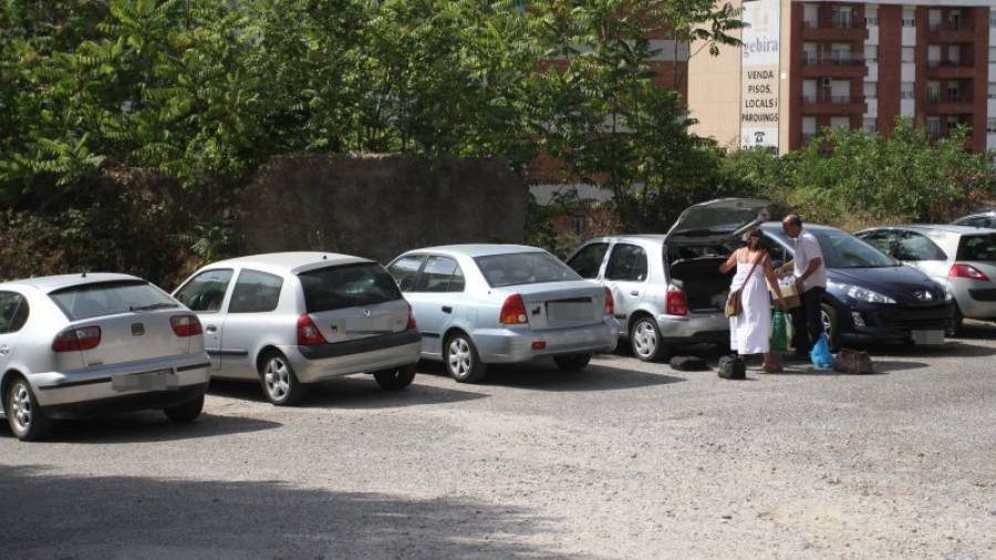 Imagen de archivo de coches aparcados en Tarragona. Foto: Lluís Milian