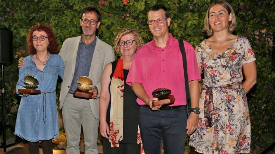 Los premiados con las presidentas de los Col·legis de Periodistes de Tarragona y Catalunya. Foto: Lluís Milián