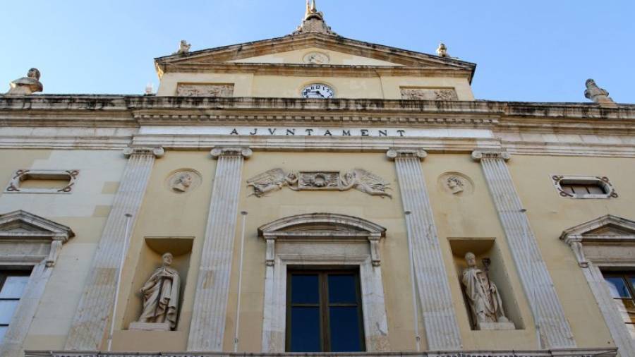 Imagen reciente de la fachada del palacio municipal situado en la Plaça de la Font. Foto: Lluís Milián