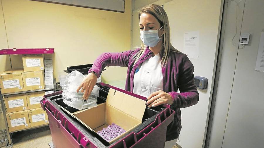La enfermera Amelia Gironés, con dosis sacadas del congelador. FOTO: P. Ferré
