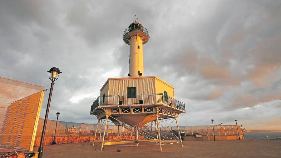 Faro de la Banya, en el dique de Levante, en Tarragona, uno de los pocos de hierro. Foto: Pere Ferré