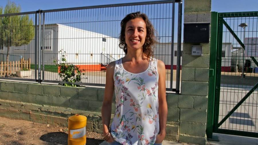 Laia Estrada, de la CUP, davant l'Escola Ponent, que estarà situada a prop de l'anella mediterrània dels Jocs. Foto: Lluís Milián