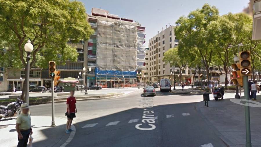 El accidente se produjo cuando un turismo Volvo 420 con matrícula de Tarragona circulaba por la calle Pare Palau