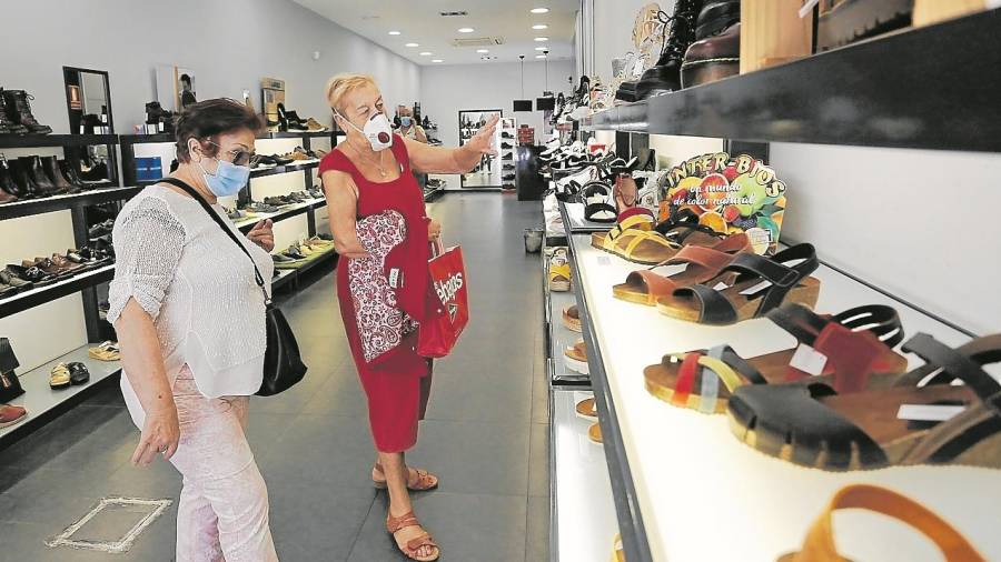 Dos se&ntilde;oras, en una tienda de zapatos en Tarragona. &nbsp;Foto: Pere Ferr&eacute;